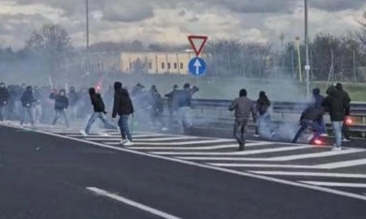 Scontri in autostrada tra i tifosi del Napoli e della Lazio: usati anche coltelli, mazze e bastoni - 