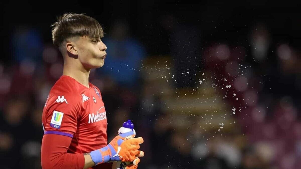 Martinelli cambia maglia ma non aumenta il minutaggio, seconda panchina di fila per il portiere viola - 