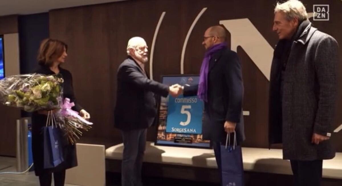De Laurentis da brividi. Omaggio all'ex presidente viola Rocco Commisso con una maglia speciale - 
