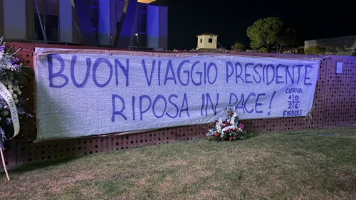 Lo striscione della Curva Fiesole per Commisso al Viola Park: "Buon viaggio presidente, riposa in pace"