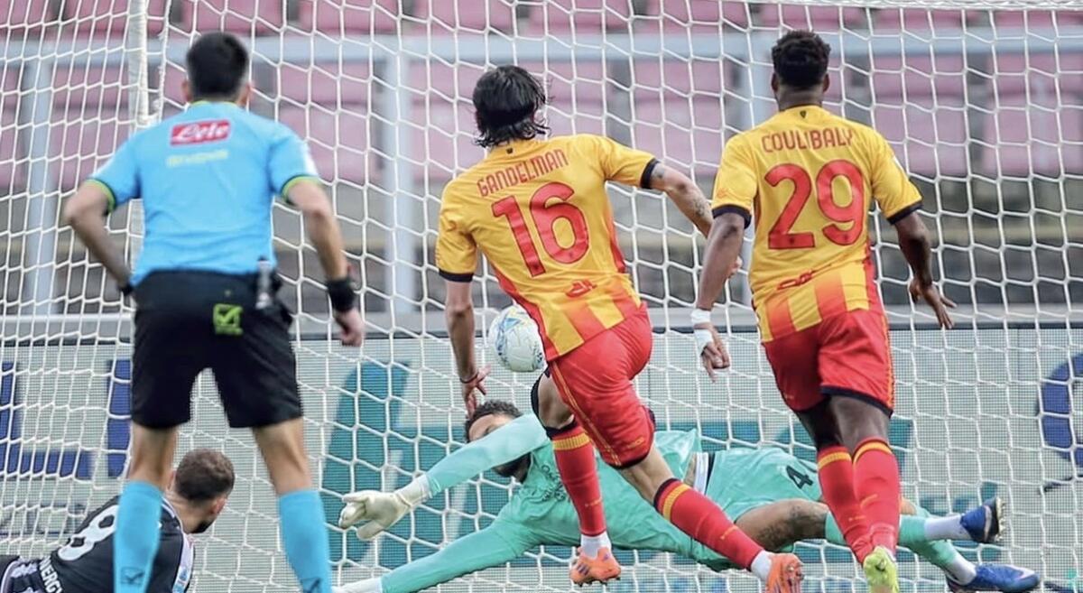 Il Lecce vince nel recupero grazie ad una punizione. Fiorentina a meno 3 punti dal quart'ultimo posto - 