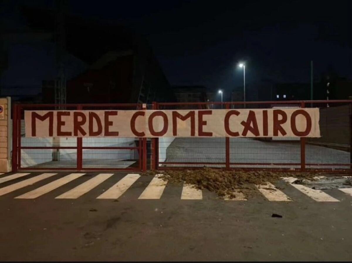 Caos Torino: monte di letame davanti al centro sportivo e striscione dei tifosi: "Merde come Cairo" - 