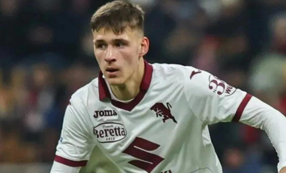 Gineitis del Torino mostra i cogli*** ai tifosi della Fiorentina dopo il gol granata - 
