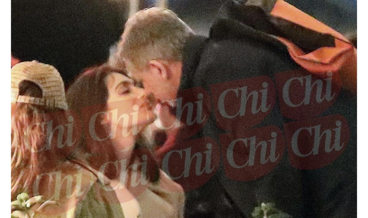 Nuovo amore per Fabio Paratici: il DS della Fiorentina bacia l'attrice Pilar Fogliati a Roma - 