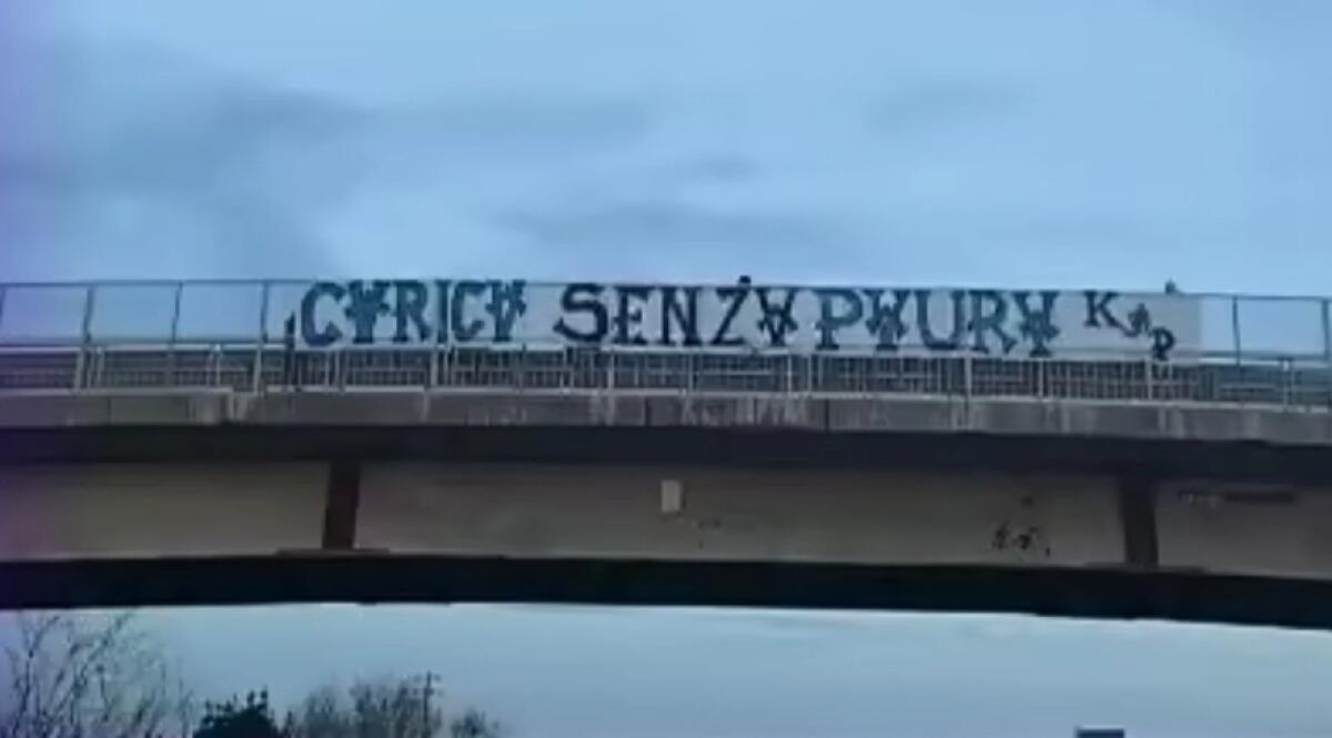 La carica del Pisa in vista della Fiorentina. Striscione appeso in FI-PI-LI: "Carica senza paura" - 