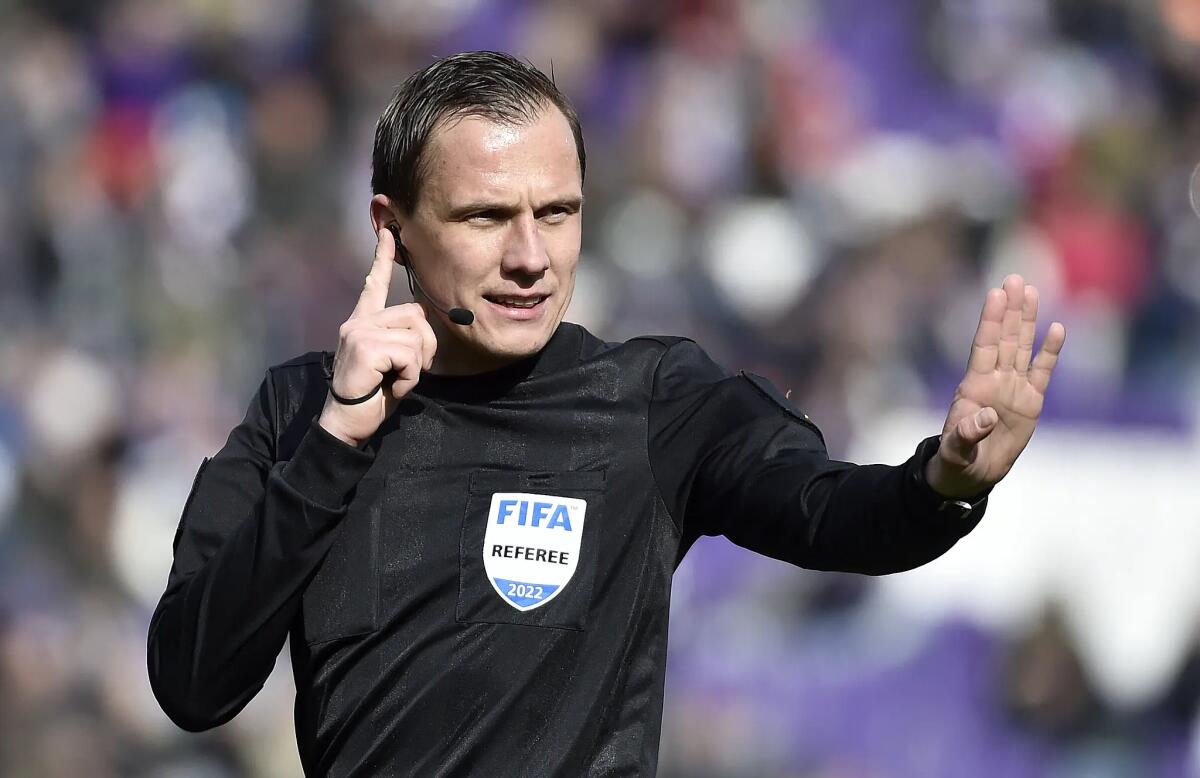 Jegiellonia-Fiorentina sarà arbitrata da Gishamer: pochi cartellini e un precedente vittorioso con i viola - 