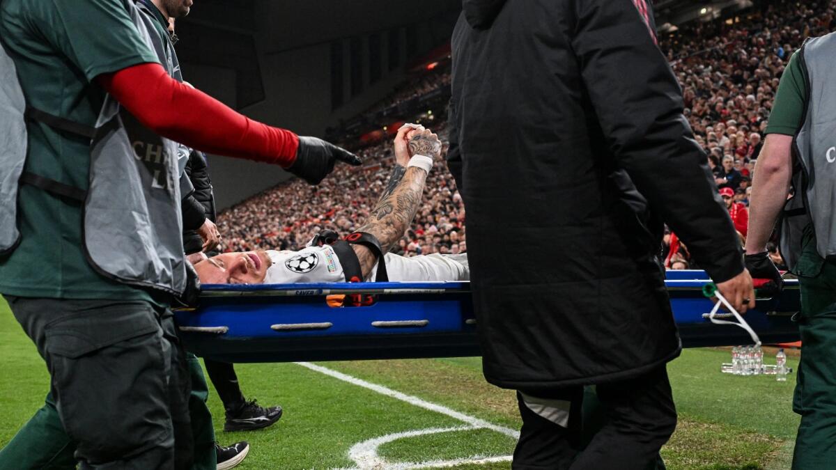 Disastro in Champions: Lang sbatte contro i cartelloni di Anfield e rischia l'amputazione un dito - 