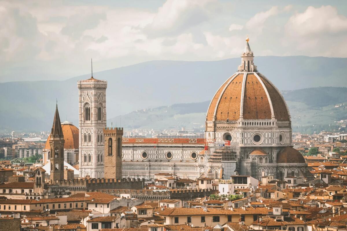 Vivere la domenica viola: il rito dei tifosi tra passione e pronostici - 