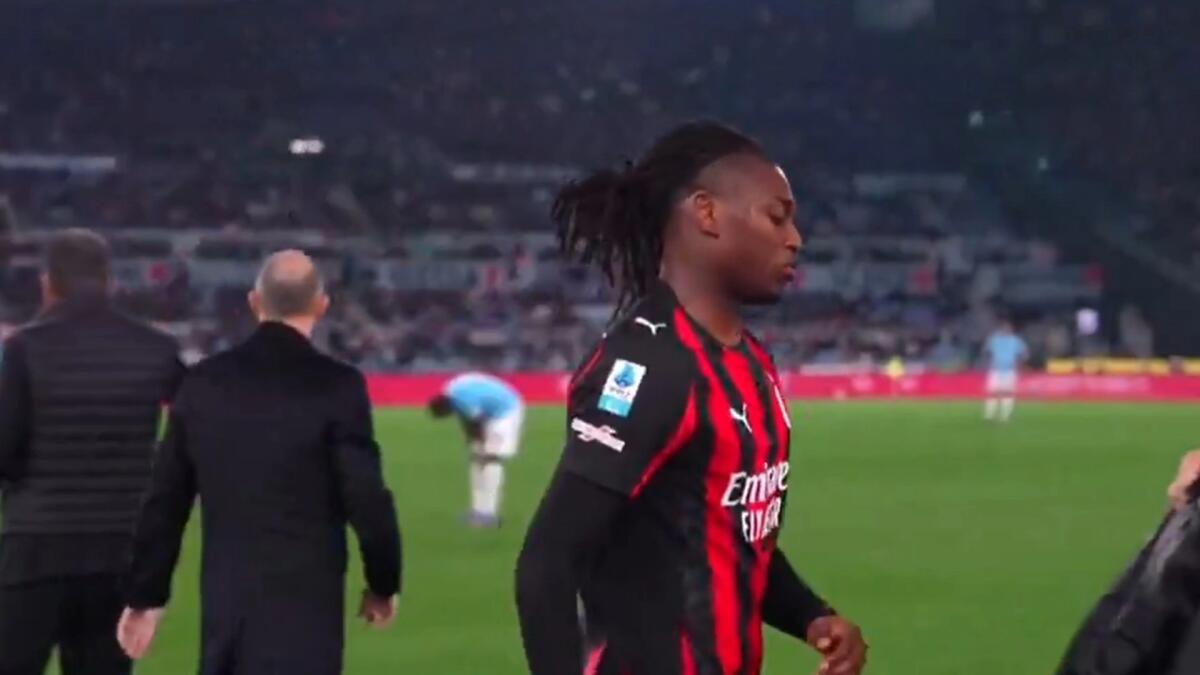 Lite in casa Milan durante il cambio, Leao é una furia contro Allegri, vuole abbracciarlo ma scappa via - 