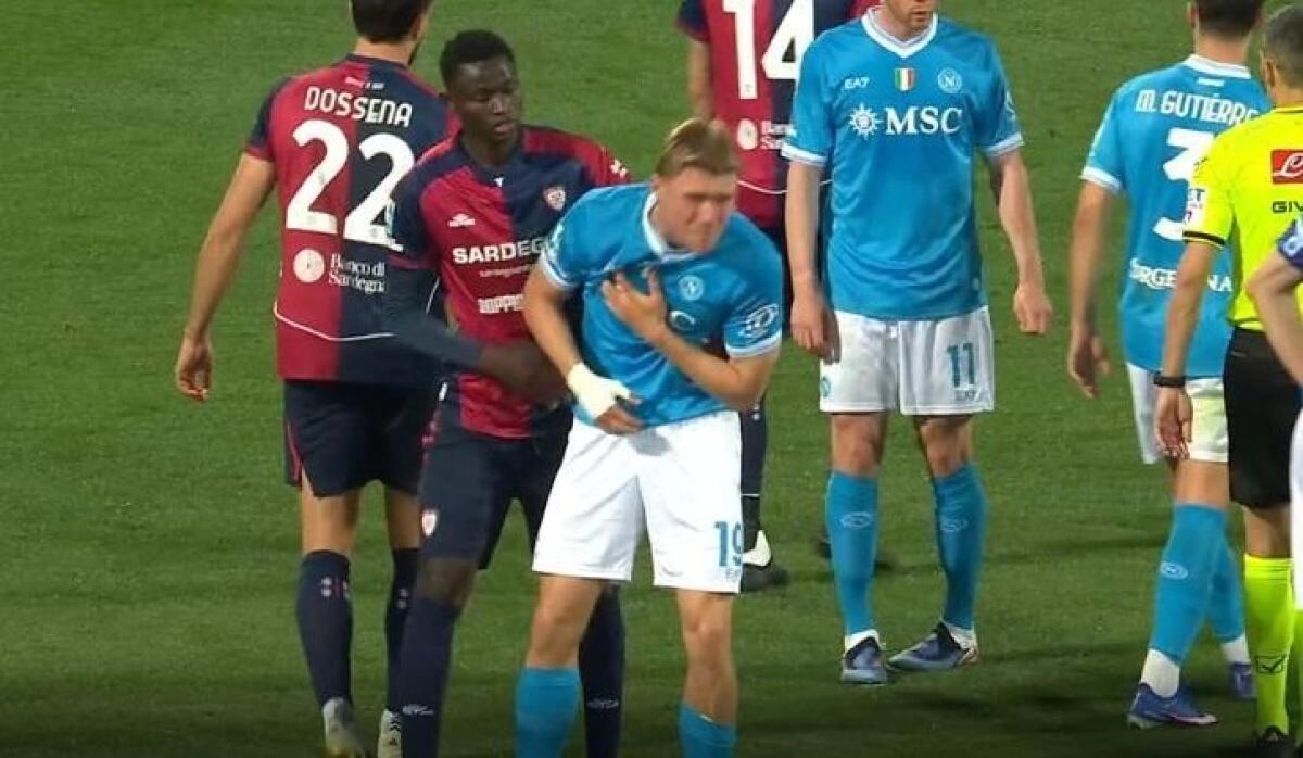 Mina strizza il capezzolo di Hojlund che lo attacca: “Lui non gioca a calcio. L’arbitri gli permettono di tutto” - 