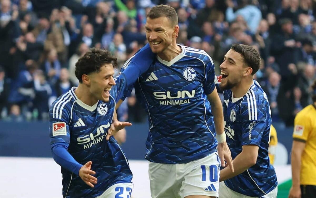 Dzeko fa il bello e il cattivo tempo: sesto gol con la maglia dello Schalke04 poi l'espulsione dopo 55 minuti - 