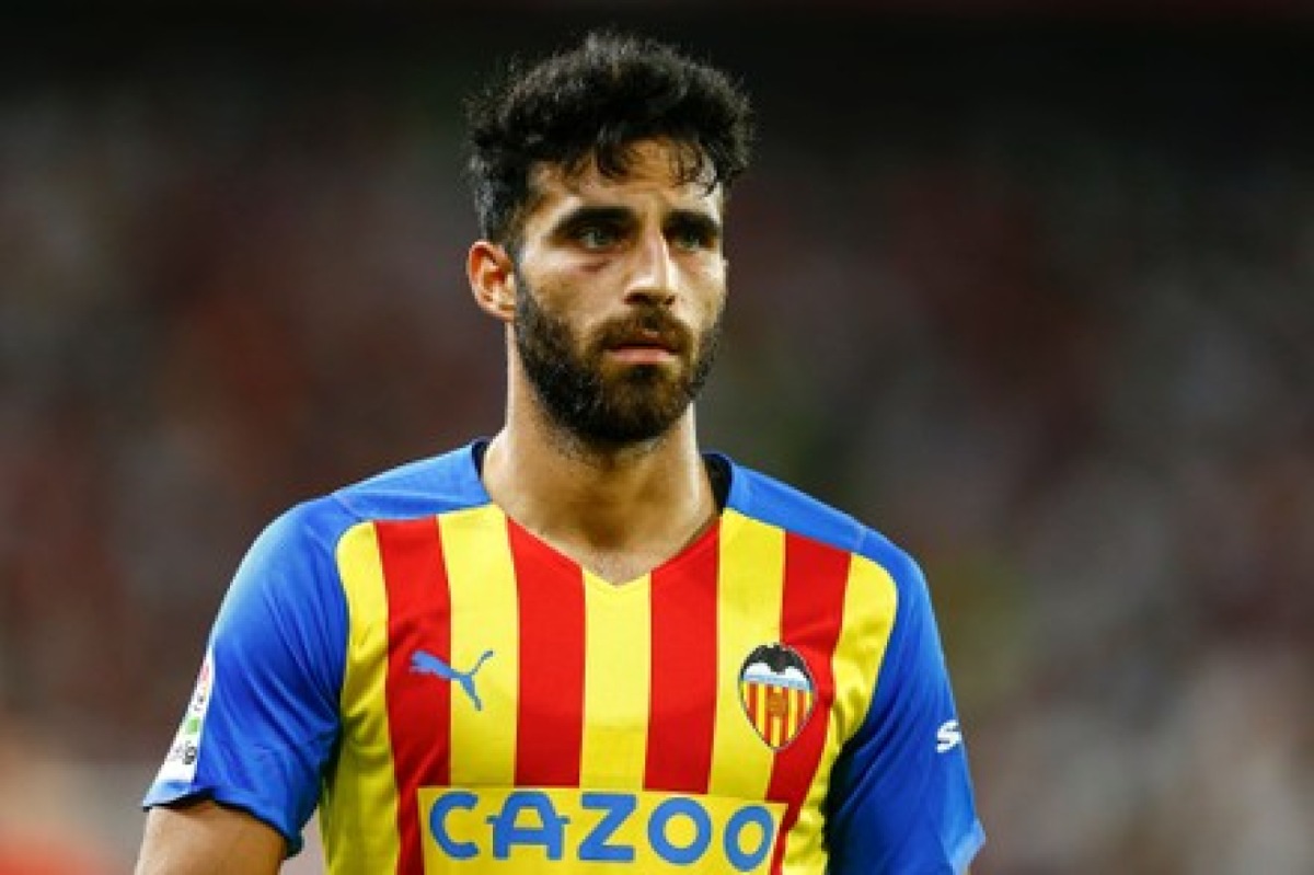 Dalla Spagna riportano: "Comert del Valencia piace alla Fiorentina, ma c'è tanta concorrenza per il difensore" - 