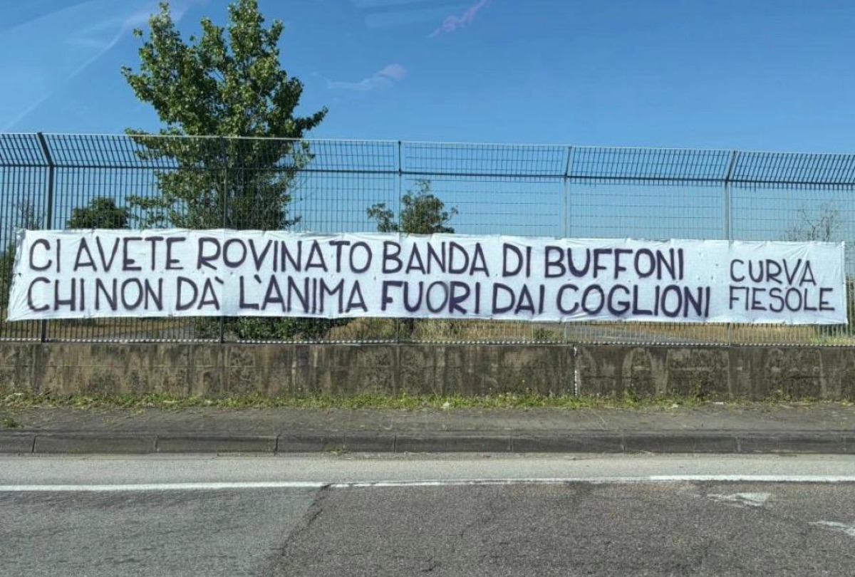 La Curva Fiesole sbotta: "Ci avete rovinato banda di buffoni, chi non dà l'anima fuori dai co**ioni" - Firenze, Stadio Franchi, 26.04.2026, Fiorentina-Sassuolo, foto Lisa Guglielmi. Copyright Labaroviola.com