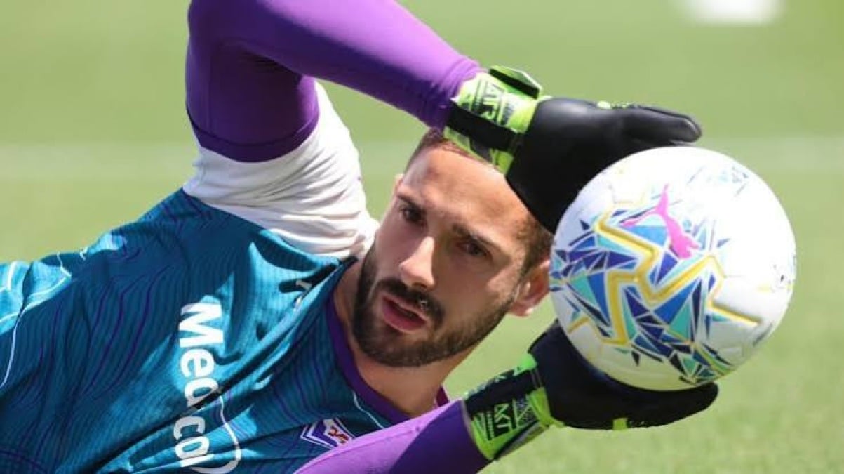 Da Arezzo scrivono: "Lezzerini è il preferito per la porta degli amaranto, c'è da convincere la Fiorentina" - 