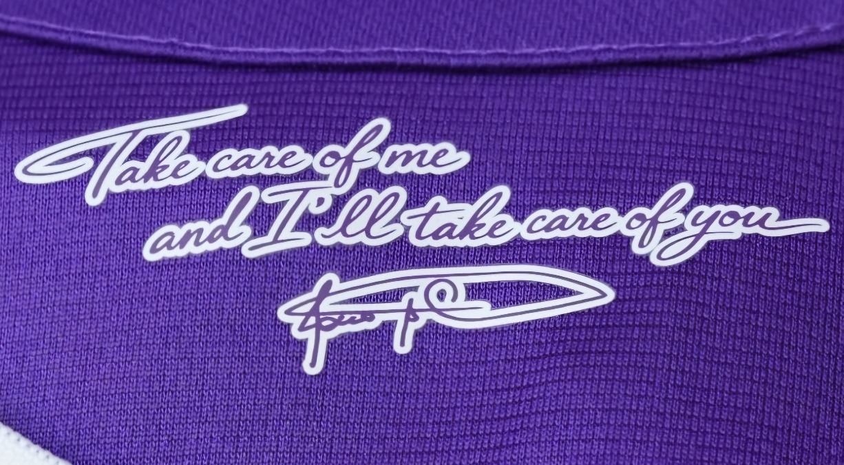 La nuova maglia della Fiorentina omaggia Commisso: "Prenditi cura di me e io mi prenderò cura di te" - 