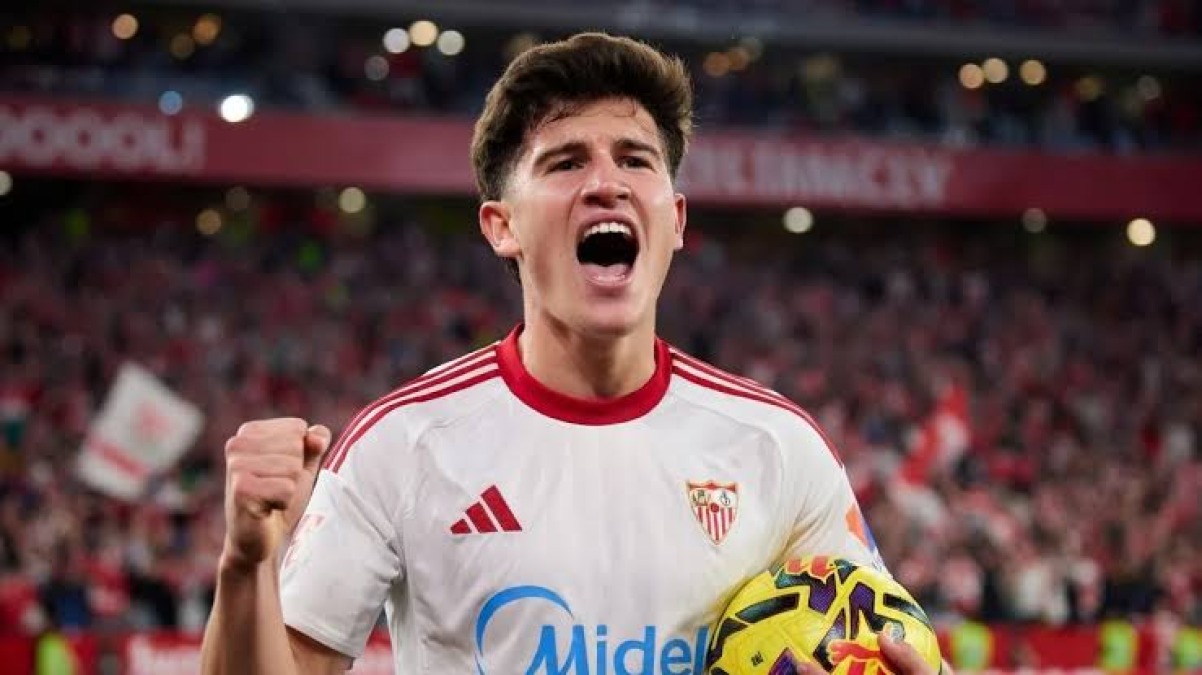 Il DS del Siviglia avvisa la Fiorentina: "Vogliamo rinnovare il contratto di Oso. Ha un grande valore" - 