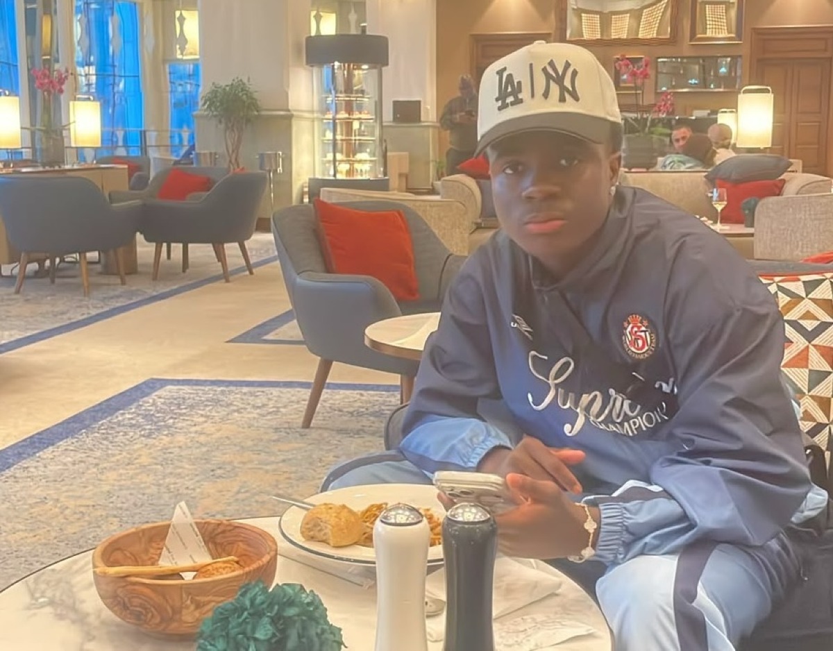Tutto risolto, Oulaï in attesa di partire per Firenze: ecco la foto del calciatore in aeroporto - 