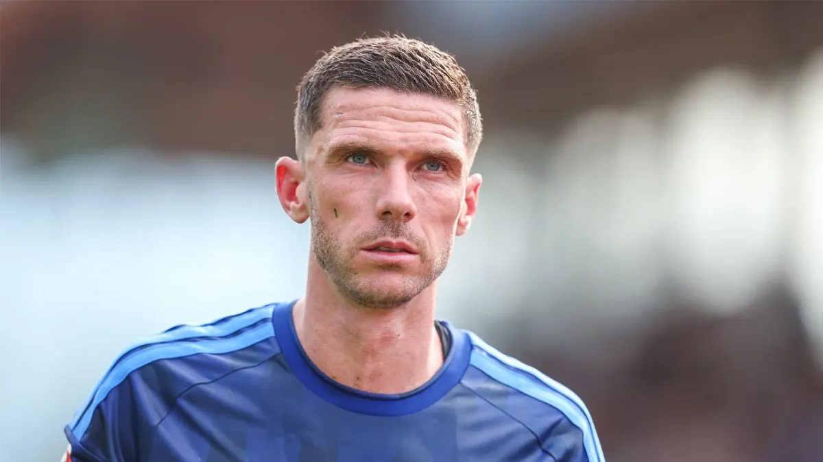 Gosens, debutto da incubo con lo Schalke: fallo durissimo, ko dopo 15 minuti e paura per la coscia - 