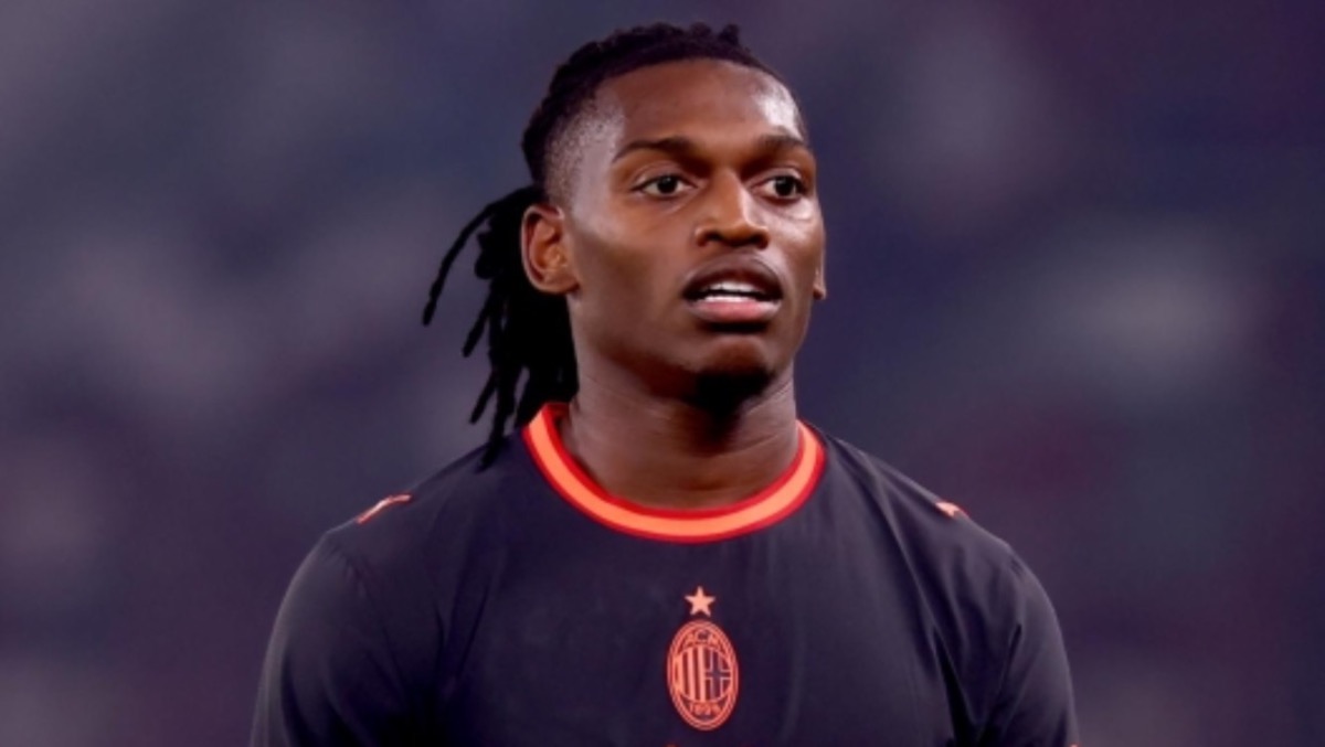 La Fiorentina smentisce ogni tipo di interesse e trattativa con Leao. Verità o strategia del club? - 