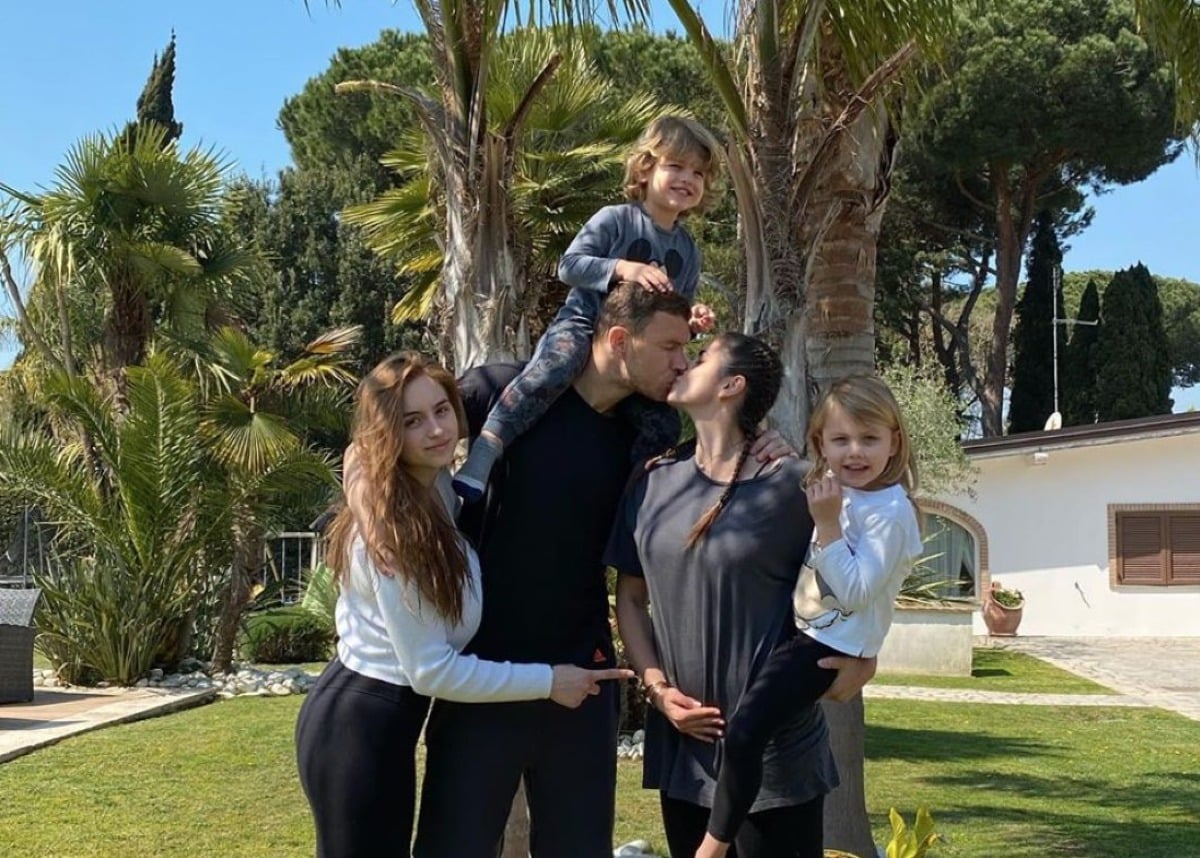 Dzeko, la famiglia lascia Firenze: moglie e figli raggiungono l’attaccante in Germania - 
