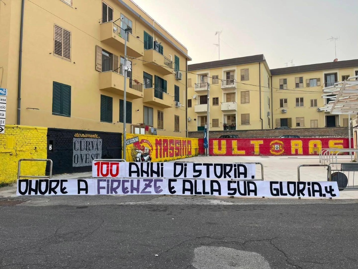 Gli ultras del Catanzaro omaggiano la Fiorentina: "100 anni di storia. Onore a Firenze e alla sua gloria" - 