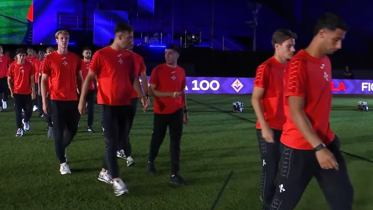 La Fiorentina entra in campo per la festa del centenario: pioggia di fischi dal franchi - 