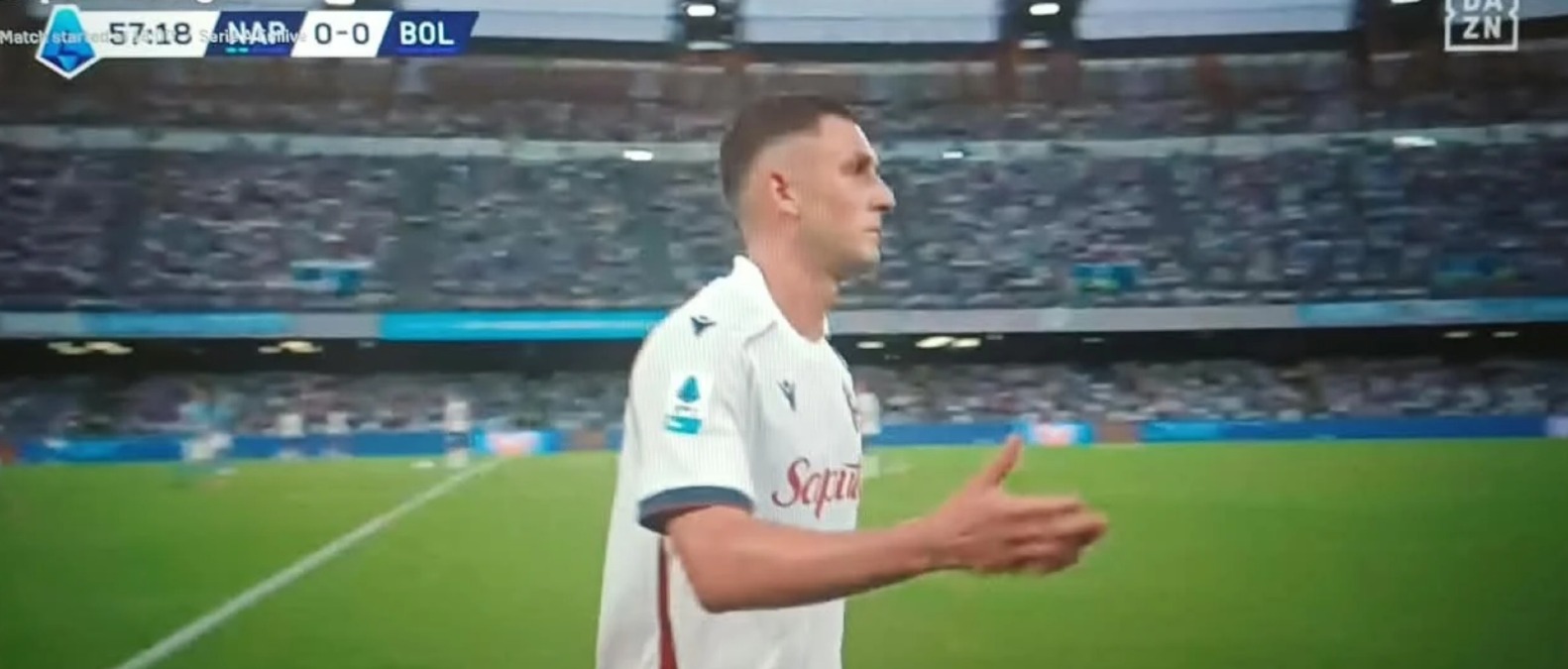 Piccoli furioso dopo la sostituzione: fuori al 58' di Napoli-Bologna e borracce sbattute in panchina - 
