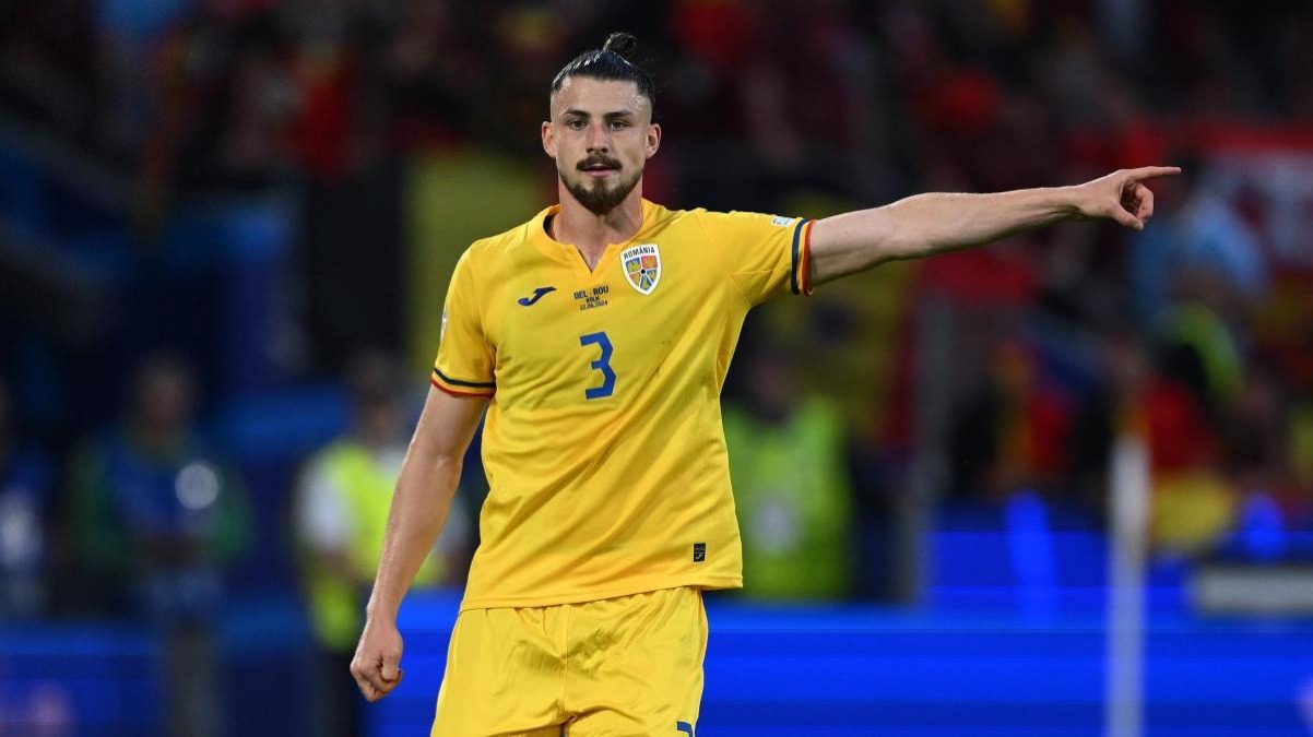 Brutto errore di Dragusin in nazionale. Il difensore viola viene espulso al 22' per fallo da rigore su Lewandowski - 
